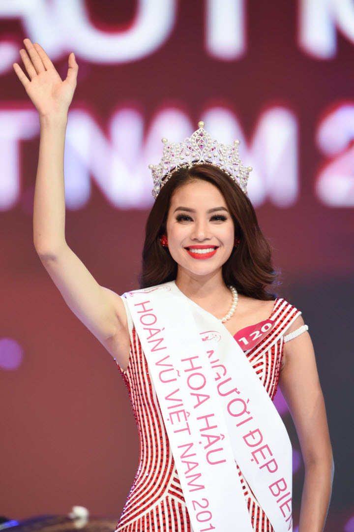 Phạm Thị Hương - SBD 120 là tân Hoa Hậu Hoàn Vũ Việt Nam 2015.