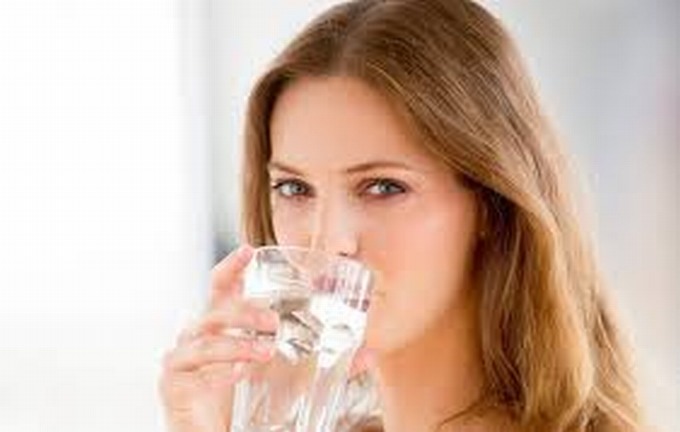 Uống nước trước khi ngủ gây hại thế nào