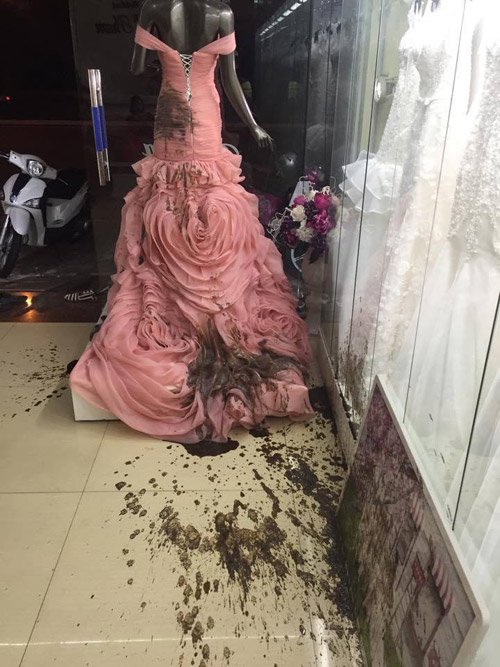 Cửa hàng áo cưới bị ném mắm tôm vì ghen tị